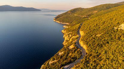 Una carretera serpenteando por la costa de Istria, en Croacia.