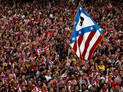 Los seguidores del Atlético de Madrid ondean una bandera con su escudo durante las celebraciones del título de Liga de 2014.