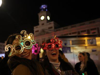Dos mujeres celebran el fin de año de 2022 en la Puerta del Sol de Madrid.