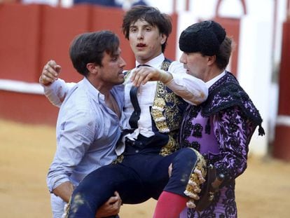 Roca Rey, llevado a la enfermer&iacute;a por segunda vez tras la cogida sufrida ayer en la plaza de La Malagueta.