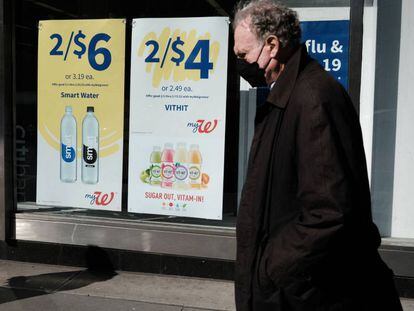 NEW YORK, NEW YORK - FEBRUARY 14: A man walks by a store displaying prices in a window in Manhattan on February 14, 2023 in New York City. The Dow was down in morning trading following news that the January consumer price index (CPI) report showed that inflation grew at a 6.4% annual rate, which was slightly higher than expected. Spencer Platt/Getty Images/AFP (Photo by SPENCER PLATT / GETTY IMAGES NORTH AMERICA / Getty Images via AFP)
