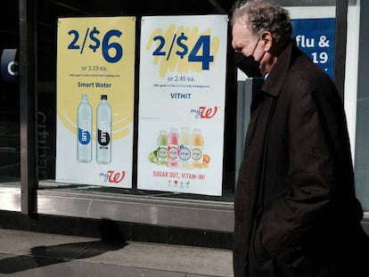 NEW YORK, NEW YORK - FEBRUARY 14: A man walks by a store displaying prices in a window in Manhattan on February 14, 2023 in New York City. The Dow was down in morning trading following news that the January consumer price index (CPI) report showed that inflation grew at a 6.4% annual rate, which was slightly higher than expected. Spencer Platt/Getty Images/AFP (Photo by SPENCER PLATT / GETTY IMAGES NORTH AMERICA / Getty Images via AFP)