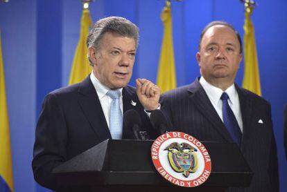 Santos y su ministro de Defensa, Luis Carlos Villegas.
