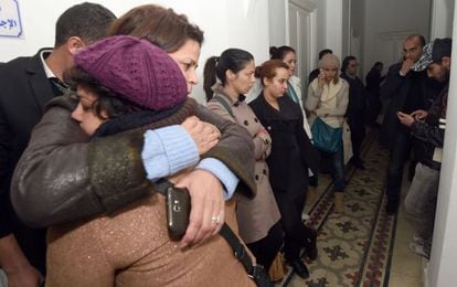 Periodistas tunecinos lloran la muerte de sus colegas. 