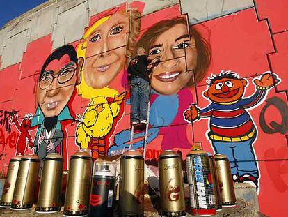 Gallardón, Aguirre y Botella, caracterizados como personajes infantiles en un enorme mural pintado por los grafiteros Murphy y Asier.