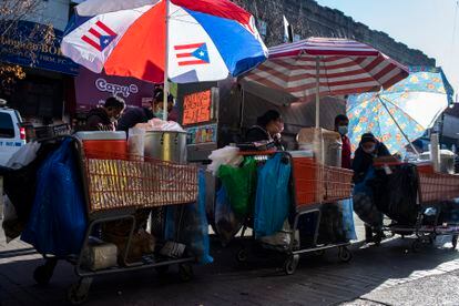 Vista general de una calle de Nueva York donde se agrupan los puestos ambulantes de venta de tamales.