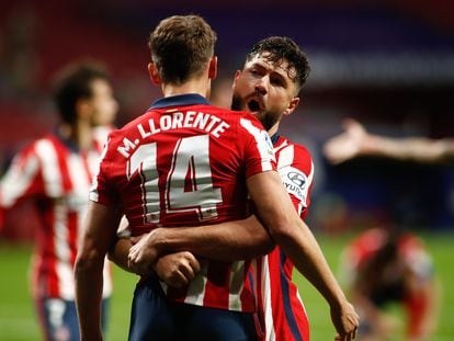 Felipe celebra con Llorente su gol ante el Athletic este miércoles en el Wanda.