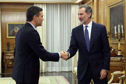 Pedro Sánchez i el rei Felip VI se saluden a l'última reunió.