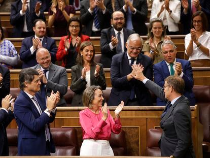 La bancada popular aplaudía a su líder, Alberto Núñez Feijóo, tras su intervención en la segunda sesión del debate de investidura, este miércoles en el Congreso.