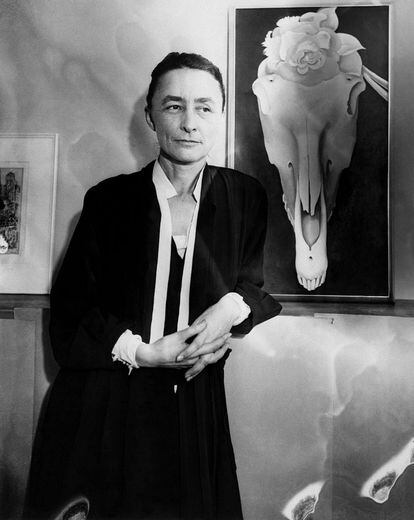 Georgia O’Keeffe junto a una de sus pinturas en 1931.
