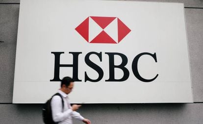 Un hombre camina junto al centro de HSBC en Kuala Lumpur, Malasia.