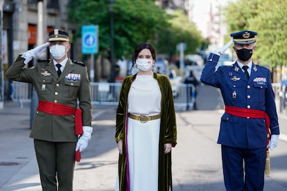 Isabel Díaz Ayuso, durante la ofrenda floral a los héroes del Dos de Mayo.