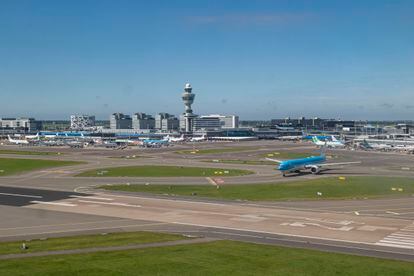 Un Boeing 777 se prepara para despegar del aeropuerto de Schiphol, en Ámsterdam.