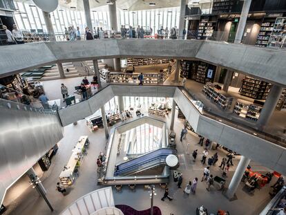 Interior de la biblioteca Deichman Bjørvika de Olso.