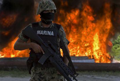 Un soldado mexicano vigila la incineraci&oacute;n de un decomiso de coca&iacute;na en una base de Huatulco (Oaxaca). 