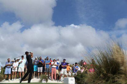 Salida de Tiger Woods desde el tee del cuarto hoyo en Bahamas.
