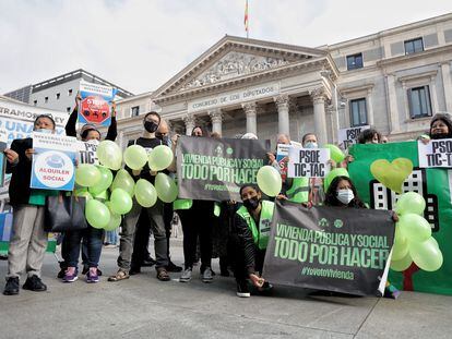 Protesta ante el Congreso de sindicatos de inquilinos y otras organizaciones sociales, la semana pasada en Madrid.