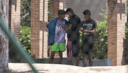 Jóvenes MENA,en el interior de un albergue del Masnou donde algunos fueron agredidos en julio.