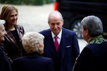 El rey emérito Juan Carlos y la infanta Cristina llegan al acto en París, este jueves. 