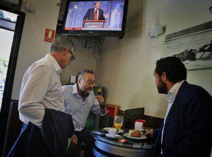 Garicano, Girauta (centro) y Guti&eacute;rrez desayunando antes de la reunion de la Ejecutiva anteayer.