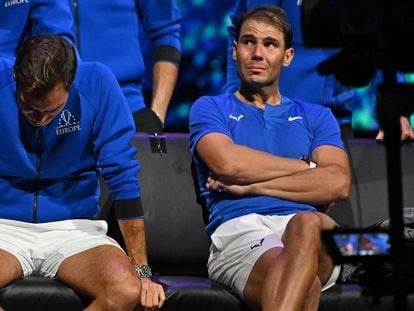 Federer y Nadal, emocionados después del partido en el O2 Arena de Londres.