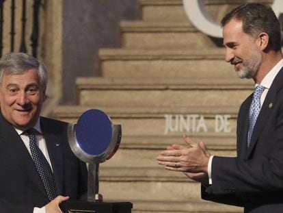 El Rey aplaude al presidente del Parlamento Europeo, Antonio Tajani, tras entregarle el premio Carlos V en el Monasterio de Yuste.