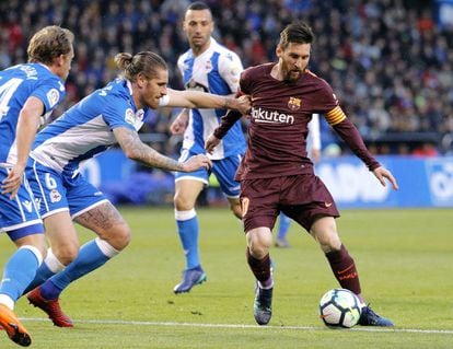 El delantero del FC Barcelona Leo Messi (d) trata de jugar un balón ante Albentosa, del Deportivo de La Coruña, durante el partido de Liga en Primera División que disputan esta noche en el estadio de Riazor. 