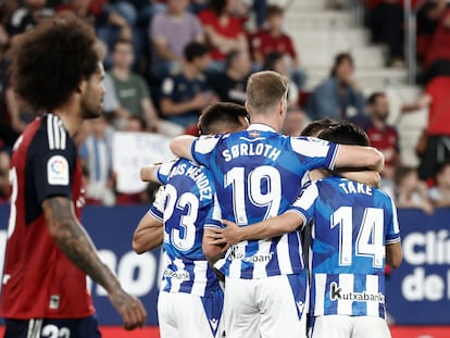 Los jugadores de la Real Sociedad celebran el gol de Take Kubo en El Sadar.