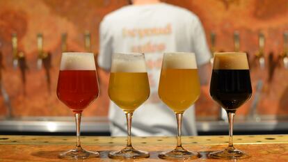 Diferentes tipos de cerveza de Brasserie Surréaliste, abierta en primavera de 2021 en Bruselas. Foto proporcionada por el establecimiento.