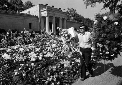 Flores frente al mausoleo de Elvis en Memphis (Tennessee)