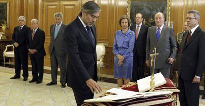 Enrique López jura su cargo ante los Reyes en 2013.