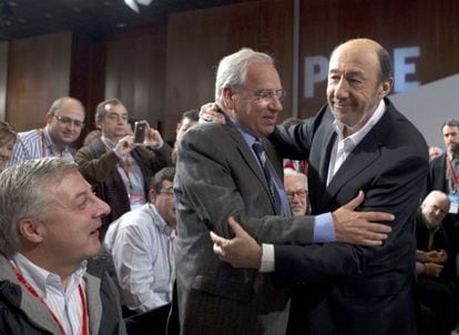 El candidato a liderar el PSOE, Alfredo Pérez Rubalcaba (d), saluda a Alfonso Guerra a su llegada al plenario del 38 Congreso del partido.