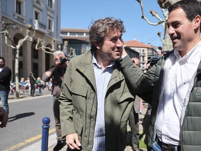 Los candidatos de PNV, Imanol Pradales (derecha), y del PSE-EE, Eneko Andueza, se saludan durante la jornada de reflexión previa a las elecciones al Parlamento vasco, este sábado en Bizkaia.