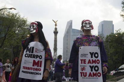 Dos manifestantes en una marcha contra la despenalizaci&oacute;n del aborto en Ciudad de M&eacute;xico.