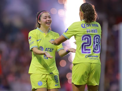 Katty Martínez celebra un gol junto a Elena Sánchez, en el estadio Azteca.