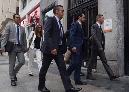 Abogados y directivos de la Real Federación Española de Fútbol (RFEF) a su llegada al Juzgado del Mercantil, en la Gran Vía de Madrid, para la vista convocada por el juez sobre las fechas y los horarios de los partidos.