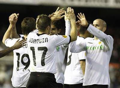 Los jugadores del Valencia celebran el segundo gol de Joaquín.