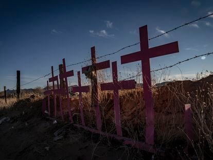 Cruces rosas colocadas por las víctimas de feminicidio, en Ciudad Juárez, Chihuahua, el 26 de enero de 2022.