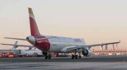 Un A321 de Iberia en el aeropuerto Adolfo Su&aacute;rez Madrid-Barajas.