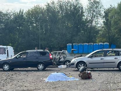 The body of a person remains lying on the ground after the Russian attack, in Zaporizhia.  The attacked esplanade is a known area: it is where the main road from the south ends, which runs along the Dnieper River, through which the flow of refugees usually arrives.