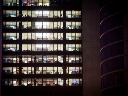 Oficinas en uno de los edificios de las Cuatro Torres en Madrid, el 19 de enero.