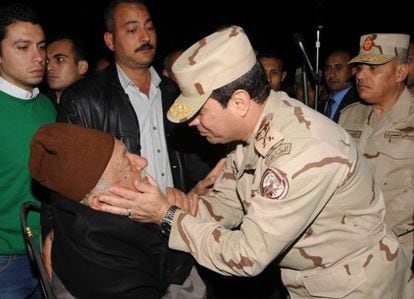El general Al Sisi saluda este domingo al padre de un soldado fallecido.
