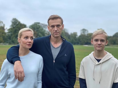 El opositor ruso Alexéi Navalni con su esposa, Yulia, y su hijo, Zahar, en Berlín, donde el político se recupera tras haber sufrido un ataque con el agente nervioso novichok el pasado agosto. Imagen publicada en la cuenta del Instagram de Navalni el pasado 6 de octubre.