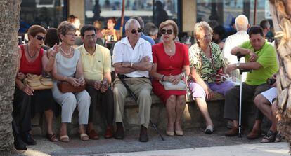 Un grupo de jubilados espa&ntilde;oles en Benidorm (Alicante).