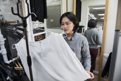 Una empleada de The Open Closet pone a punto una blusa que una usuaria del servicio utilizará para hacer una entrevista en la universidad y acceder a un máster.