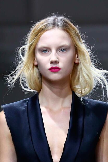 Ya te habíamos avisado de que el fucsia podría ser el nuevo rojo. Y Dries Van Noten, siempre a la vanguardia, adopta esta tendencia de maquillaje para la próxima primavera aunque tú la puedes lucir ya.