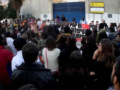 El CIE de Zapadores en Valencia ha registrado varias protestas reclamando el cierre definitivo del centro.