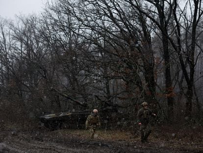 Soldados ucranios se alejan de un tanque en la línea del frente en el este, en la zona de Kremina (provincia de Lugansk), este viernes, primer día de la tregua decretada por Rusia.