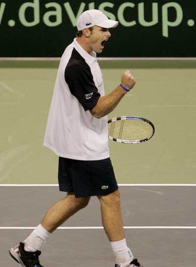 Roddick celebra un punto ganado.