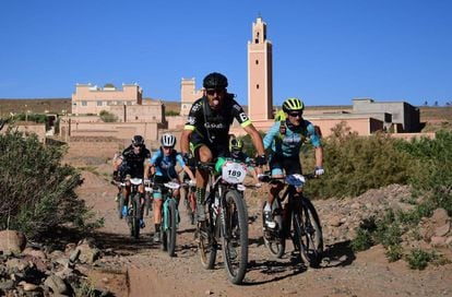 Los competidores montan sus bicicletas durante la Etapa 2 de la 13ª edición de Titan Desert 2018, el 30 de abril de 2018.